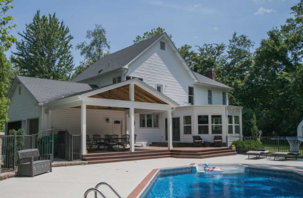 Atap Pelana dengan Teras Kolam Renang